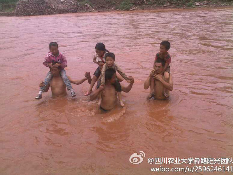 7��17�գ��Ĵ��r(n��ng)�I(y��)��W(xu��)����·ꖹ⡱�F(tu��n)�(du��)����������ɽ��ϲ�¿h�ɺӿ��(zh��n)�_չ֧�̻��(d��ng)���ɺӿ��(zh��n)��̎ƫƧ��ȫ��ĺ���ÿ�춼Ҫ���Ѓɂ�(g��)��С�r(sh��)�όW(xu��)��;����Ҫ���^һ�l30�׌��ĺ������D������W�����Ӷ��^�R����ĺ�����