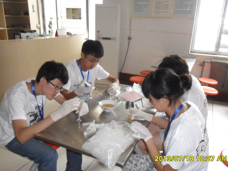 7��27�������ϴ�W(xu��)���YԴ�ɡ�����������`��꠵��_��һ�����`�ء����ĳǡ�꠆T���R��ͣ��ǰ����һ��ȡ���c�M��ȡ�ӹ������D��꠆T���ڌ�200ml�Ę�Ʒ�b�M20��С������ԇ��ƿ����