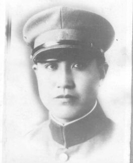 ���ߣ��h�����|���d���ˣ�1908������������ڵ�����ͥ���x�켽܊�^(q��)�Γ�܊˾��T��1924���M(j��n)��|���v���������I(y��)����У����У�̹���1931�����Rռɽ���(du��)����У�����������˽��򿹑�(zh��n)�Ȍ�(du��)������(zh��n)��1936���κӱ����h��܊��У����(d��o)�L(zh��ng)��1938��8���ʲ����x�����(du��)���x�켽܊�^(q��)��ʽ������x�켽܊�^(q��)�Γ�܊������˾��T��1939������Ї�(gu��)���a(ch��n)�h��1940���ڰوF(tu��n)���(zh��n)�Љ��Ҡ������r(sh��)��32�q��