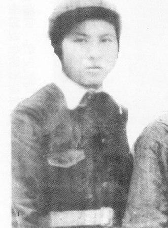 ����أ�1920��10 �������F��ʡ���x�h����1938����������c�M(j��n)��ͬ�W(xu��)���Ӱ��M(j��n)���Ї�������܊����W(xu��)�W(xu��)��(x��)�����I(y��)�󱻷ֵ�����2��У���l(w��i)�B��(d��ng)�ĕ������g��s�ؼ����Ї����a(ch��n)�h��1943��4��5 �£��ձ��ۇ����x��(du��)���|�������ո���(j��)���M(j��n)�С���ʎ�����������е���������D(zhu��n)��;���⵽��܊�ķ�������������ħ������Ѻ;�������v����������(f��)��ץס��(y��n)�̱ƹ���������(ji��n)ؑ����, �]����¶������������߳�ŭ����܊�������ؚ��ᚢ����