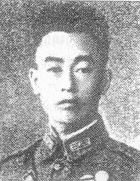 ����t��1905��9�������F��ʡ�󲨿h����1926�꣬�����S��܊�ٌW(xu��)У��5�ڲ����ƌW(xu��)��(x��)��1937��������t�����ʲ�������������������(zh��n)��ؓ(f��)؟(z��)���ؼζ�һ�������˔��˶���M(j��n)����������(hu��)��(zh��n)�󣬗���t�����ʲ��D(zhu��n)�Ƶ����֮����(zh��n)���_ʼ�Γ����(d��ng)����܊�{(di��o)����(y��u)��(sh��)������������t�c������ʿ�����ڽ��u�I(l��ng)������t��������ʿ���c��܊����(zh��n)������ҹ�� 1939��2��������t�����ʲ�������𣨲����䣨������·������܊�������Ď��F(tu��n)����(zh��n)�������ұ���������������ѳ����