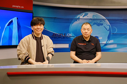 電影頻道節(jié)目中心副總編輯王平久（右）、音樂制作人常石磊（左）做客人民網(wǎng)。人民網(wǎng)記者 皇甫萬里 攝