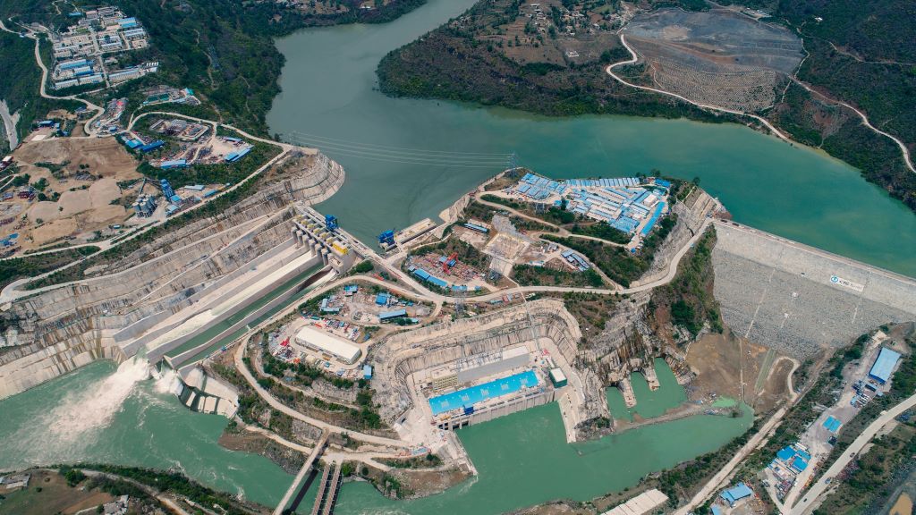 中巴經(jīng)濟(jì)走廊首個(gè)水電項(xiàng)目——巴基斯坦卡洛特水電站。（三峽集團(tuán)供圖）