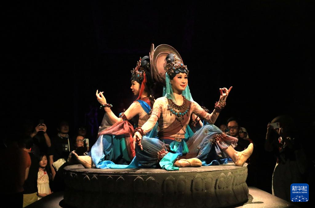 8月5日晚，游客在甘肅省敦煌市觀看大型洞窟式沉浸體驗(yàn)劇《樂動(dòng)敦煌》。 新華社發(fā)（張曉亮 攝）