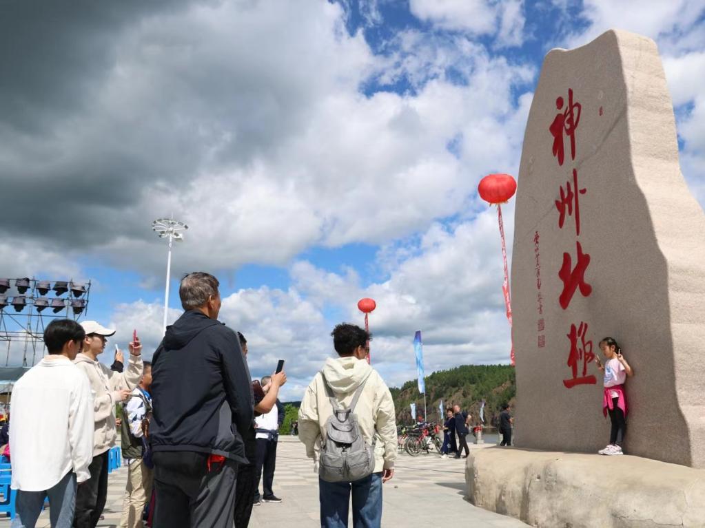 游客在漠河市地標(biāo)前打卡。新華社記者 徐凱鑫攝