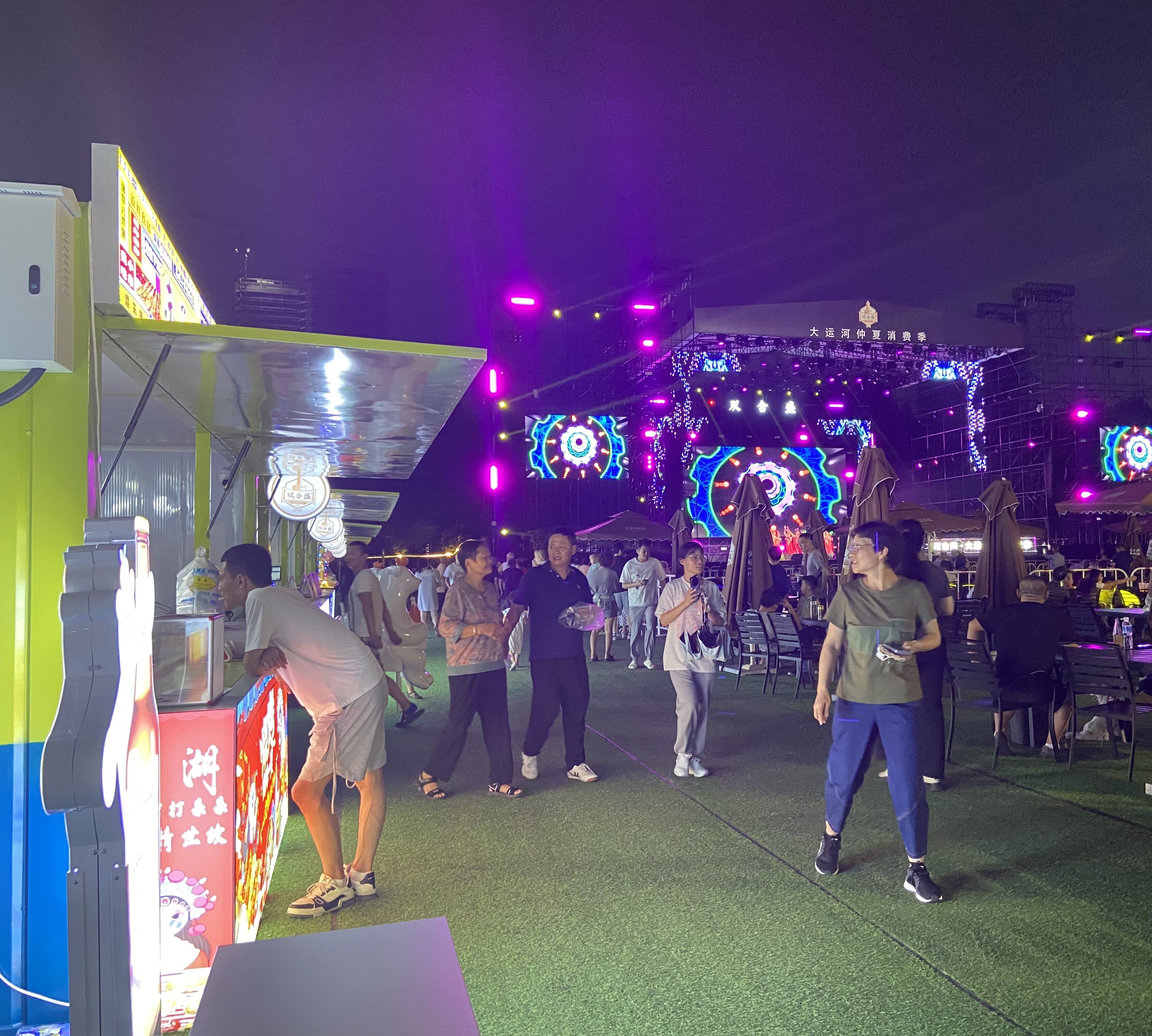 8月16日，游客在大運(yùn)河仲夏消費(fèi)季現(xiàn)場(chǎng)觀看演出、品嘗美食。人民網(wǎng) 馮春昉攝