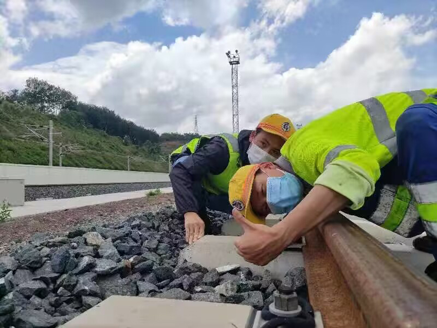 佟郎（左）正在檢修鐵路。受訪者供圖