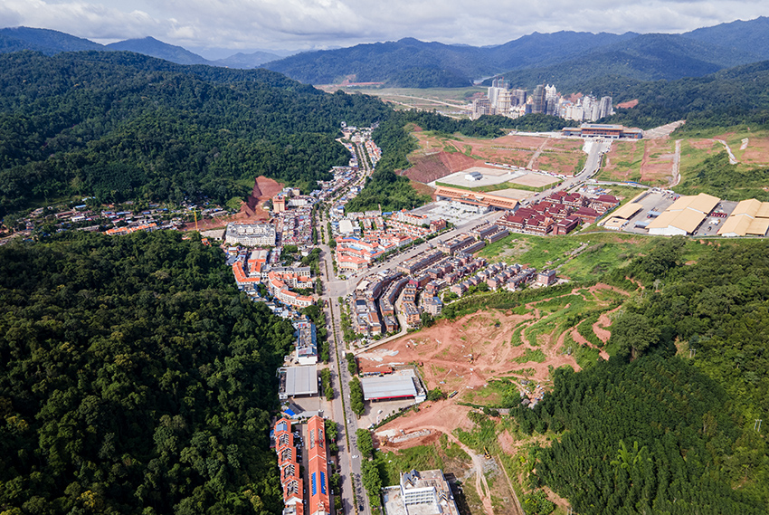 磨憨口岸俯瞰，右前方高層白色建筑群為老撾境內(nèi)。人民網(wǎng)記者 符皓攝