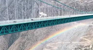 花江峽谷大橋水幕彩虹夢(mèng)幻同框